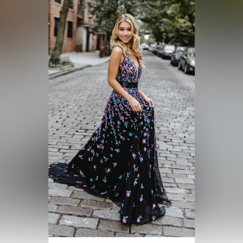 GORGEOUS MAC DUGGAL 3D SEQUIN APPLIQUÉ GOWN NWOT